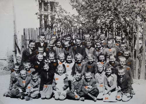 V roku 1954&nbsp;na dvore za&nbsp;školou