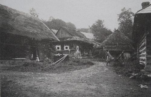 Pohľad na&nbsp;stred obce, v&nbsp;pozadí "Vrch záhrady", okolo roku 1920