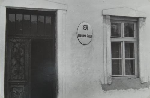 Hlavný vchod do&nbsp;budovy Národnej školy vo Svinnej, ktorá bola postavená v&nbsp;roku 1909.&nbsp;Fofo z&nbsp;roku 1948.