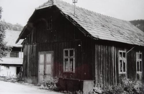 Stará škola "drevenica". Foto z&nbsp;roku 1970.