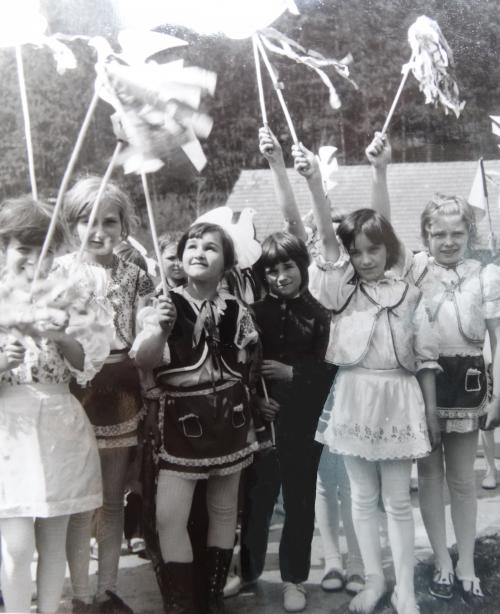 Rok 1973&nbsp;- pri príležitosti Sviatku práce a&nbsp;Dňa víťazstva "bol usporiadaný sprievod žiakov cez dedinu".