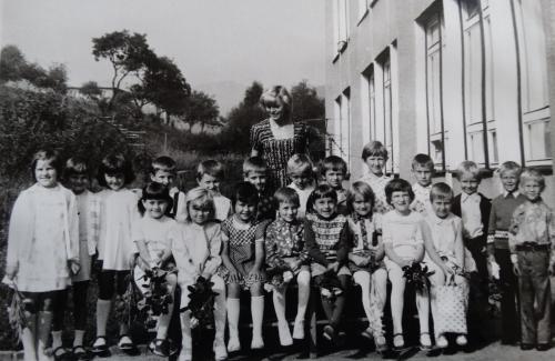 Noví prváci v&nbsp;školskom roku 1977/1978 s&nbsp;riaditeľkou materskej školy V. Mrmusovou.