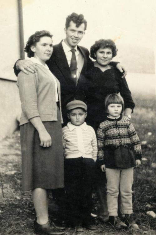 Zľava Blažena Hudecová (Beláková), Jaroslav Babčaník, Matilda Babčanská (Barčiaková), deti Eduard Babčaník a&nbsp;Janka Babčanská