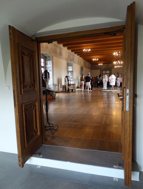 Výstava ľudových odevov Horného Považia v&nbsp;Sobášnom paláci v&nbsp;Bytči 1